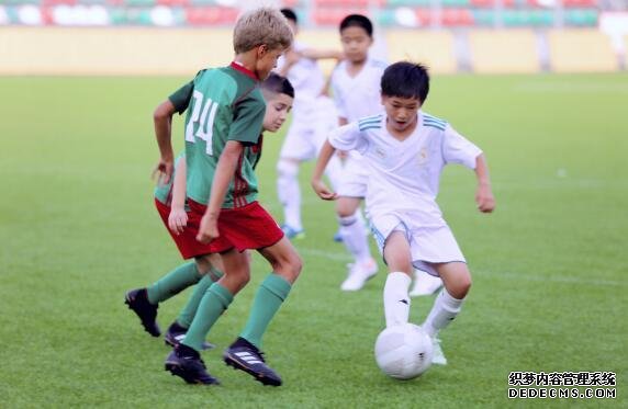 俄罗斯圆梦之旅，伊利带领中国足球少年主场“