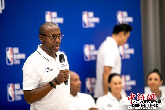 NBA中国高级副总裁蓝乔治(George Land)在NBA精英计划-中国训练营开营仪式上致辞。　钟欣 摄