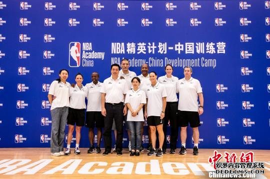 NBA精英计划-中国训练营开营仪式嘉宾与NBA精英计划全体技术总监合影。　钟欣 摄