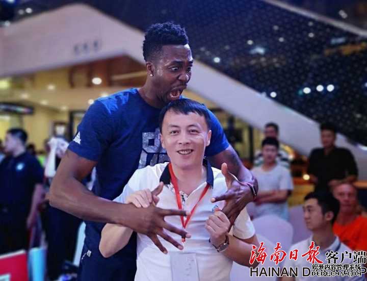 NBA球星霍华德来海口啦！跳起竹竿舞的他你一定