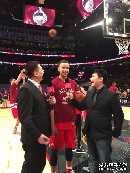 2016年NBA全明星赛前，球星史蒂芬•库里接受采访