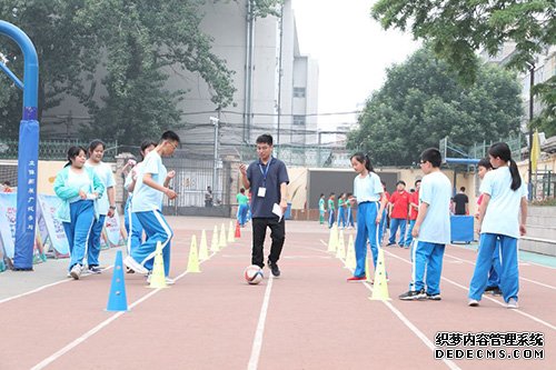 足球你我他五彩大玩家 羊坊店学区足球文化节开幕