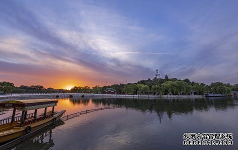 北京：大风过后红霞满天 摄影爱好者忙留影