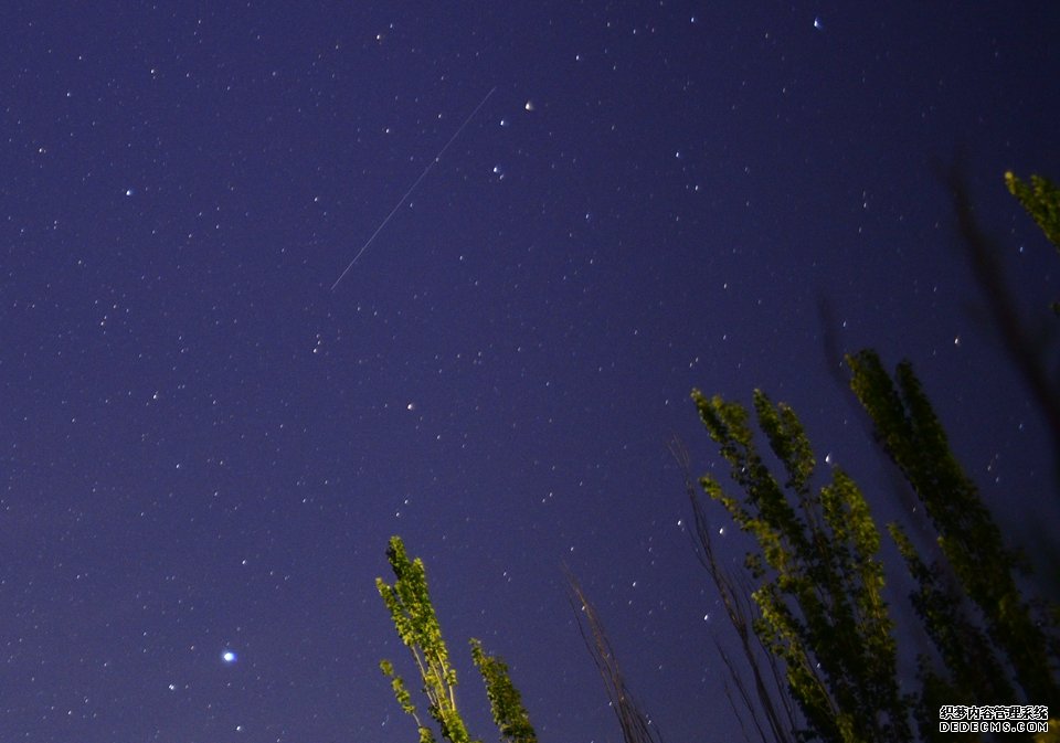 新疆巴州河畔星空璀璨 天琴座伊塔流星雨光临地