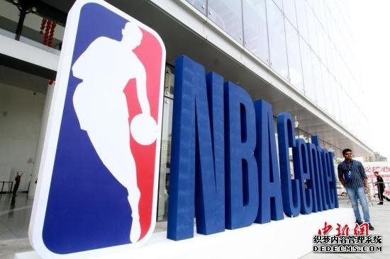 资料图：NBAlogo深入人心。/p中新社记者 张道正 摄