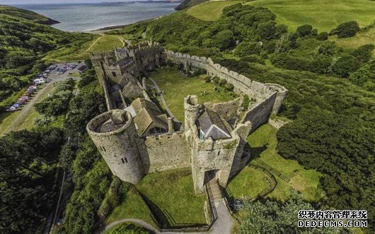 海边曼诺比尔城堡（Manorbier Castle）。