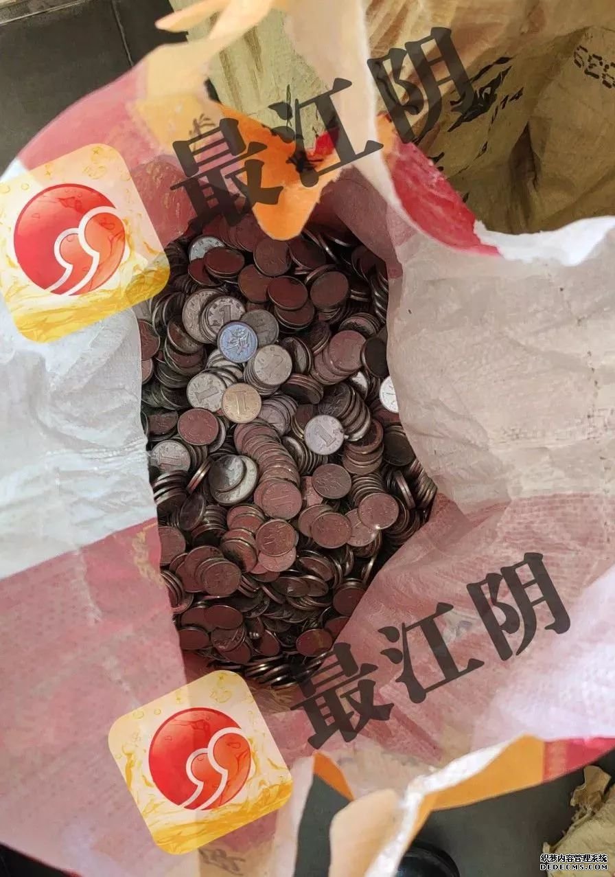 整整3吨！男子背81麻袋现金买车，现场图超震撼！