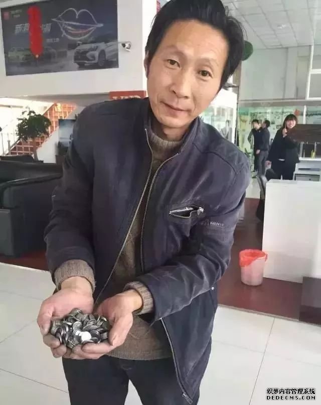 整整3吨！男子背81麻袋现金买车，现场图超震撼！