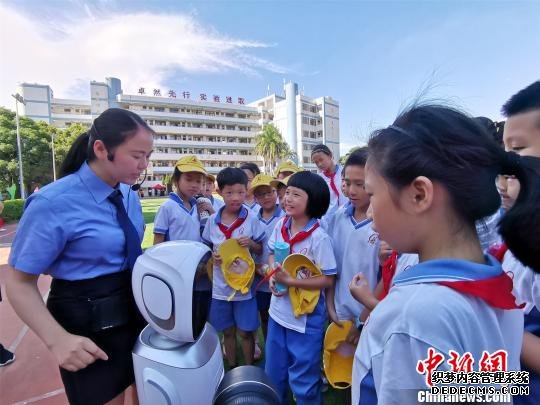 学生们与普法机器人“小鲤”互动，学习法律知识。　陈龙山 摄