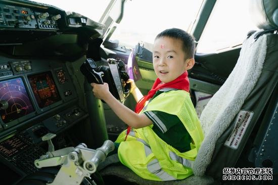 乌鲁木齐航空举行“六一”航空开放日活动