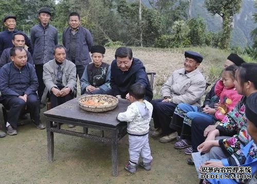 习近平和孩子们在一起的温情瞬间