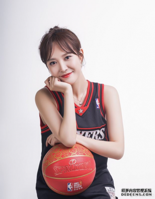 央视美女主持戴上NBA总冠军戒指 与丁宁是闺蜜