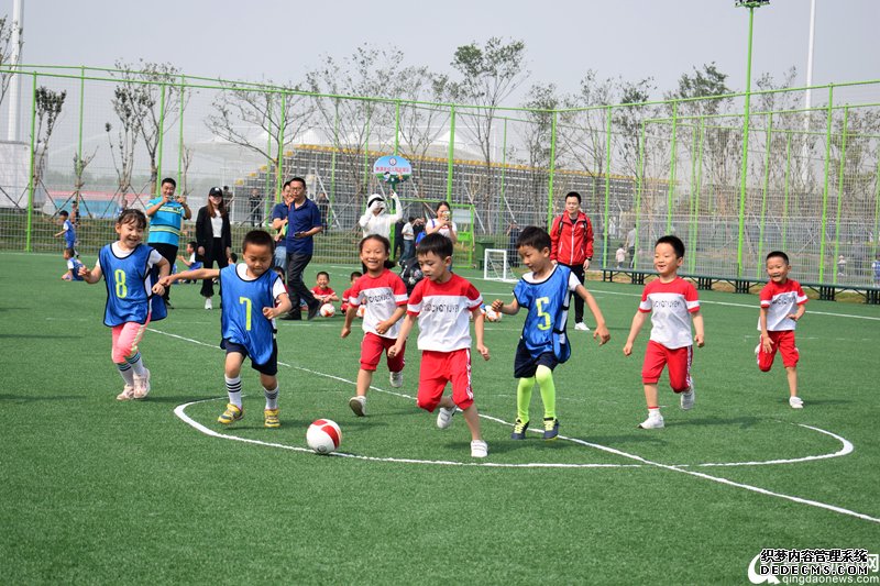 让孩子享受足球的快乐 城阳区幼儿足球嘉年华启