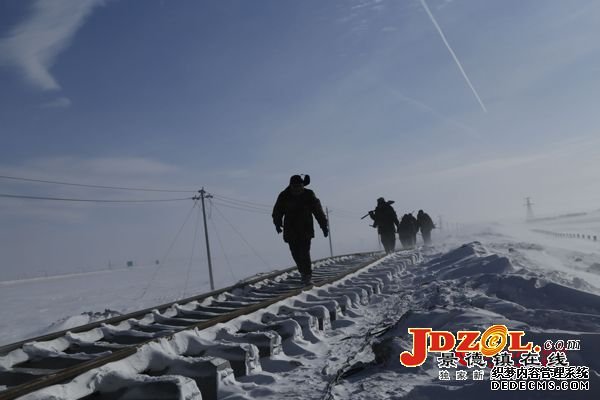 新疆塔城：幸福列车通边城，一路山花一路歌