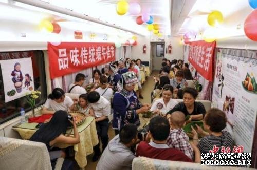 资料图：列车乘务员与旅客共迎端午节。中新社记者 瞿宏伦 摄