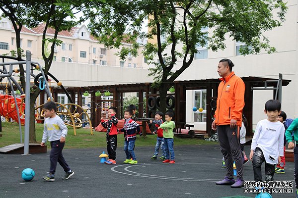 探访上海“足球特色幼儿园”，首先不让足球变