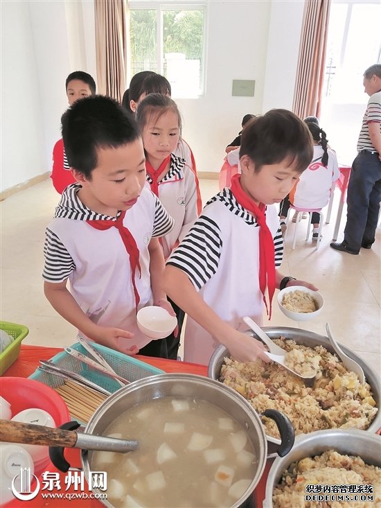 德化县龙浔镇高阳小学“爱心食堂”开张 师生乐