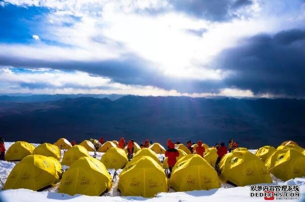 【云游新疆】矗立云端俯瞰天山 新疆这些巅峰之