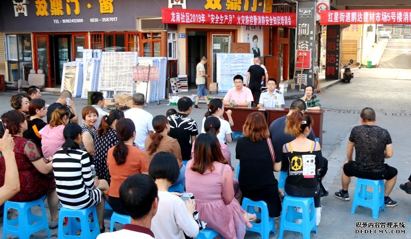 龙马潭大队对鹏达建材市场进行消防安全培训演练