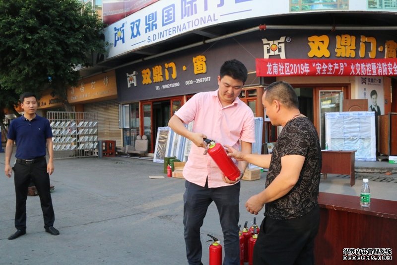 龙马潭大队对鹏达建材市场进行消防安全培训演练