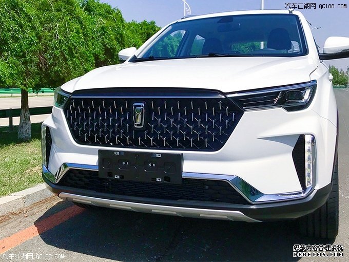 定位于小型SUV 奔腾T家族新车T33实车图