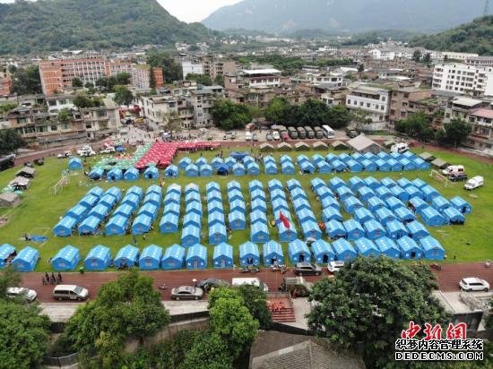 双河中学操场搭建起帐篷，用于灾区民众临时安置。张浪 摄