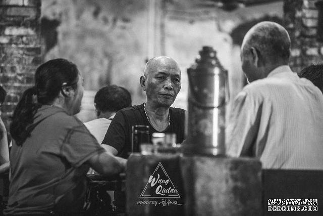 交通茶馆，魔幻时光隧道，一杯茶穿越60年，看尽老重庆的生活百态