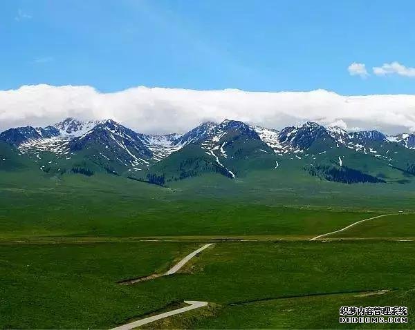 一条老国道，横跨天山南北，一路包揽新疆所有的景观，美不胜收