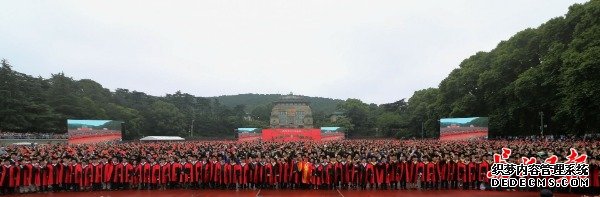 万名武大学子暴雨中毕业典礼，齐唱《我爱你中