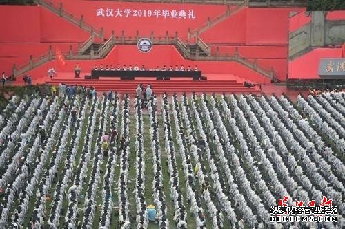 万名武大学子暴雨中毕业典礼，齐唱《我爱你中