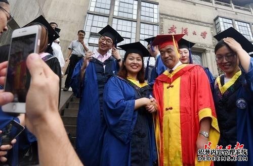 万名武大学子暴雨中毕业典礼，齐唱《我爱你中