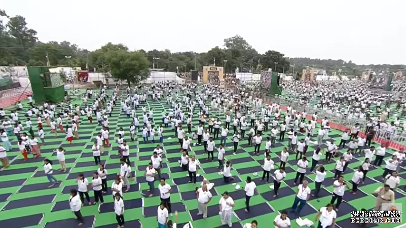 庆祝“国际瑜伽日”，印度人又现“开挂”本领