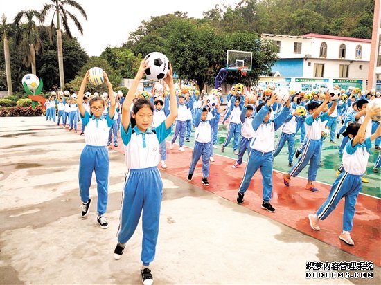 课间操时间，五和小学的同学们做起学校自编的特色足球体操。