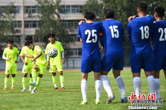 中韩大学生绿茵场以球会友