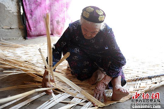 图为老人在织席。邹建奇　摄