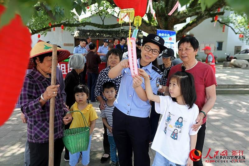 6月23日，民警向村民讲解禁毒知识。章勇涛 摄