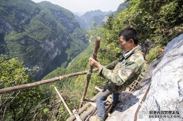 “绝壁愚公”：悬崖造“景区” 点亮脱贫希望之