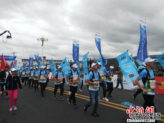 “塞罕坝”杯国家一号风景大道马拉松赛鸣枪开跑 马学宁 摄