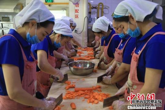 全市学校食堂食材统一配送。图为大洼区田家学校学生食堂后厨。　沈殿成 摄