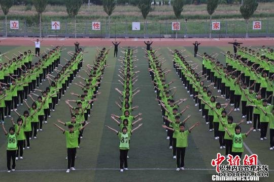 让受教育者获得快乐和幸福。图为具有韵感的盘锦市魏书生中学课间操。　沈殿成 摄