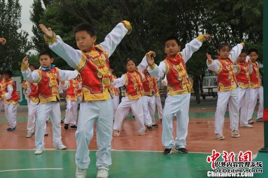 学校体育、艺术教育有机融入学生各种素质培养中。图为大洼区实验小学学生的武术表演。　沈殿成 摄