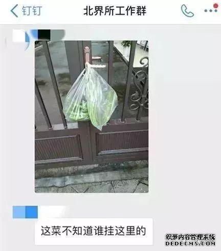 派出所铁门接连被挂上这些东西！民警查看监控