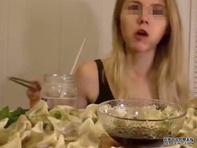 英国靓妹在中国吃美食，吃完一直忽忽不乐，直言为什么会如许？