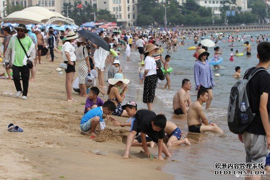 青岛：游客海滨旅游享清凉