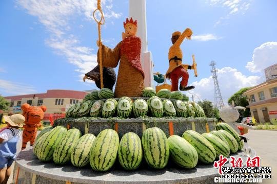 7月6日，博湖县博斯腾湖乡第三节西瓜节暨美食大会开幕。　孙亭文 摄