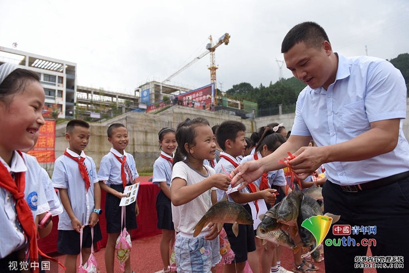 太实在！广西一小学给期末考试获奖学生发放活