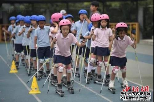 资料图：北京市中关村第三小学的学生们在校园内体验旱地越野滑雪。/p中新社记者 崔楠 摄