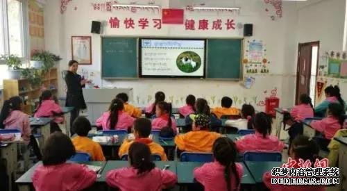 　　资料图：教师给学生上课。 刘忠俊 摄