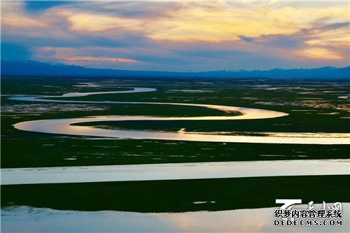 巴音布鲁克日落成网红，内地游客争相打卡