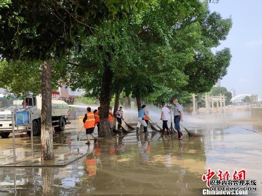 湖南邵阳内涝灾后见闻：古城墙完好民众生活秩序渐恢复